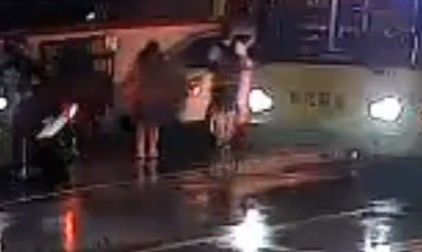 ▲彰化客運過站讓女學生下車遭機車撞倒。（圖／翻攝自社會事新聞影音）