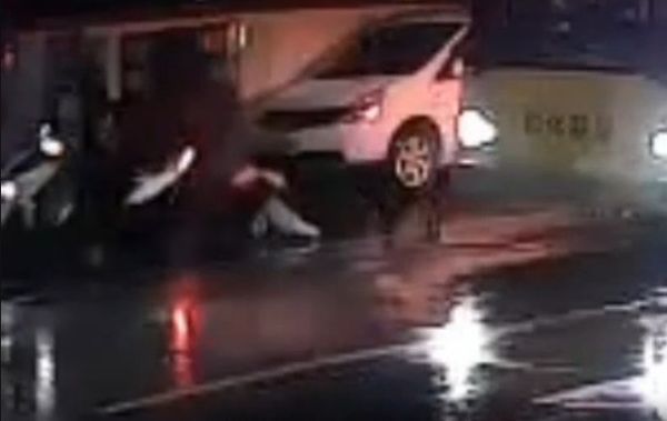 ▲彰化客運過站讓女學生下車遭機車撞倒。（圖／翻攝自社會事新聞影音）