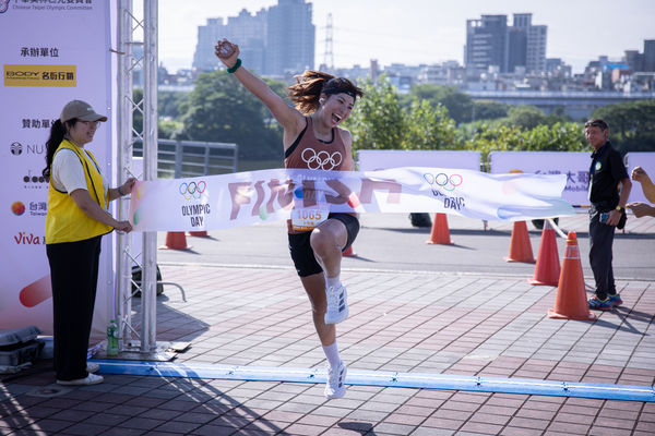 ▲「亞洲貓王」唐嘉鴻到場力挺，2025奧林匹克路跑為和平開賽。（圖／中華奧會提供）