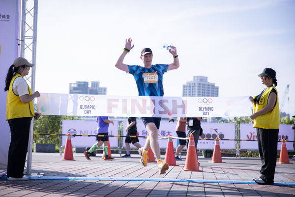 ▲「亞洲貓王」唐嘉鴻到場力挺，2025奧林匹克路跑為和平開賽。（圖／中華奧會提供）