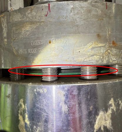 ▲▼興達電廠爆炸原因的法蘭關鍵密封墊片蒸發（右），左為正常情形。（圖／台電提供）