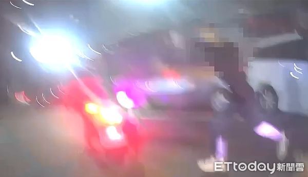 ▲郭男取得贓款後開車逃逸，警方連開22槍將其攔下逮捕。（圖／記者陸運陞翻攝）