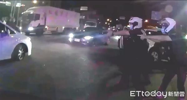 ▲郭男取得贓款後開車逃逸，警方連開22槍將其攔下逮捕。（圖／記者陸運陞翻攝）