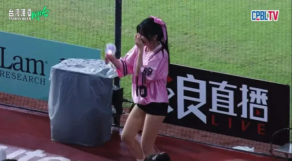 ▲▼Rakuten Girls岱縈、若潼。（圖／截自CPBLTV）