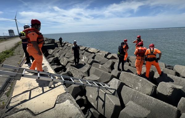 ▲線西彰濱海堤消波塊發現男子遺體。（圖／賴清美提供 民眾提供）