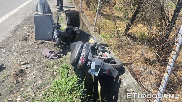 ▲鹽埔鄉新埔路外環道救護車與機車交通事故。（圖／記者陳崑福翻攝）