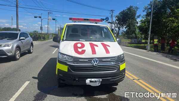▲鹽埔鄉新埔路外環道救護車與機車交通事故。（圖／記者陳崑福翻攝）