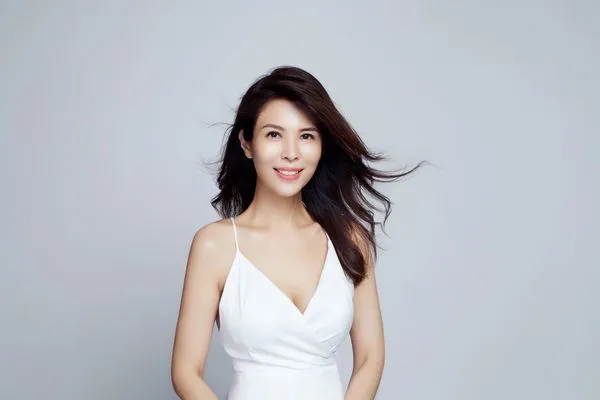 ▲王百瑜雖不在幕前演出，身材體態仍保持的很好。（圖／伊林娛樂提供）