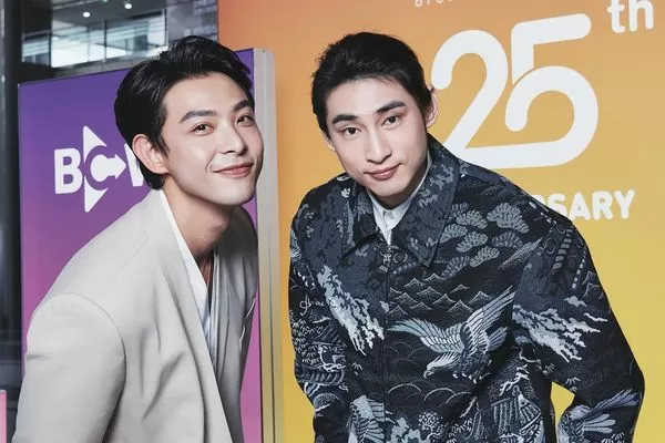 ▲連晨翔（左）與章廣辰帶著新作《舊金山美容院》到韓國首爾宣傳。（圖／TVBS提供）