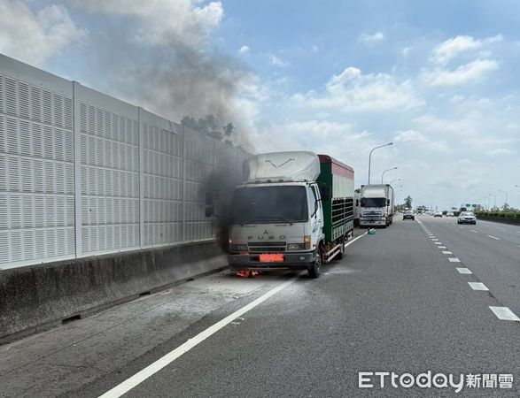 ▲國道一號北上288公里處一輛FUSO大貨車行駛中引擎室起火，新營消防趕抵搶救。（記者林東良翻攝，下同）
