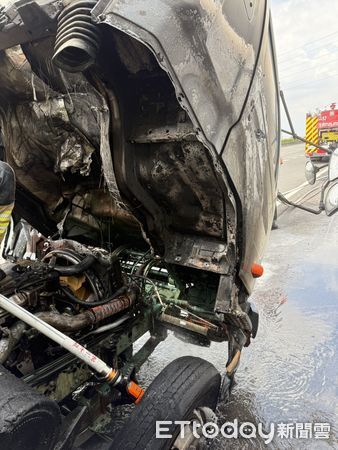 ▲國道一號北上288公里處一輛FUSO大貨車行駛中引擎室起火，新營消防趕抵搶救。（記者林東良翻攝，下同）