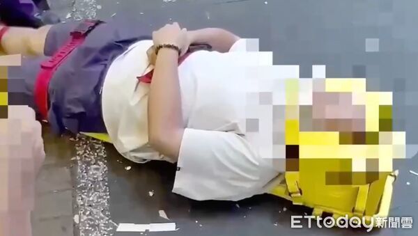 ▲▼員工擦拭二樓外側玻璃不慎墜落，所幸僅腰傷並無大礙。(圖／記者邱中岳翻攝）