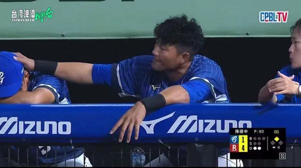 ▲▼         林哲瑄摸頭殺    。（圖／截自CPBL.TV）