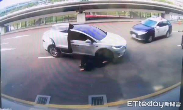 ▲▼     警連開8槍女乘客被甩出特斯拉「癱軟倒地爬行逃生」　驚險畫面曝        。（圖／桃園機場記者聯誼會提供）