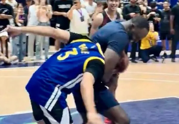 ▲勇士格林搞笑對穿著普爾球衣的中國球員施展「鎖喉功」。（圖／取自網路）