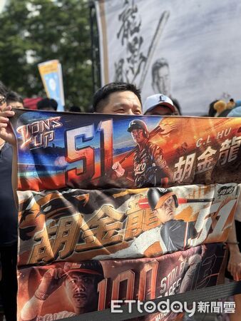 ▲球迷舉起毛巾熱血應援。（圖／記者吳世龍攝）