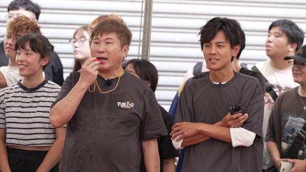 ▲胡瓜(右)玩遊戲跌倒，林岳平大勝。（圖／民視提供）