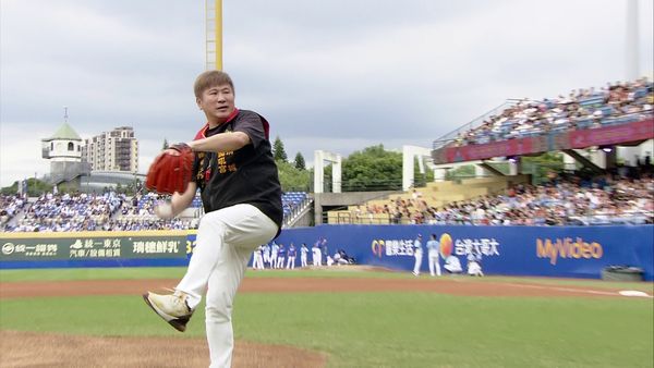 ▲胡瓜(右)玩遊戲跌倒，林岳平大勝。（圖／民視提供）