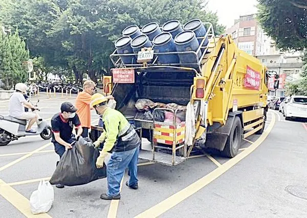 ▲桃園地檢署偵辦環保局環境清潔大隊楊梅、中壢中隊焦姓、劉姓隊員於2019年11月至2020年3月間，違法收取未領有廢棄物處理許可證宋姓業者廢棄物，並收取不法賄賂。（資料照／桃園市環保局提供，與本新聞無關）