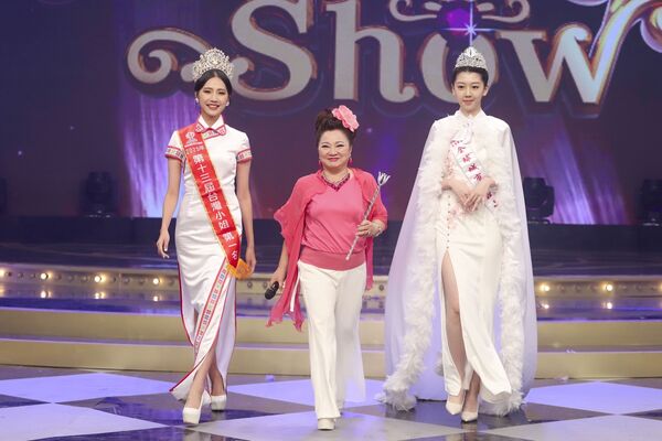 ▲白冰冰(中)與選美皇后走秀。（圖／民視提供）