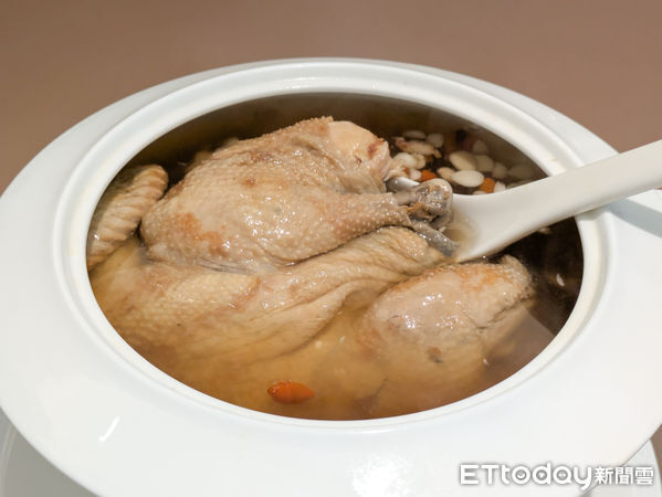 ▲朧粵秋蟹料理10/1開始供應。（圖／記者黃士原攝）