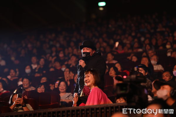 ▲周思潔《不晚》演唱會，嘉賓康康。（圖／記者林敬旻攝）