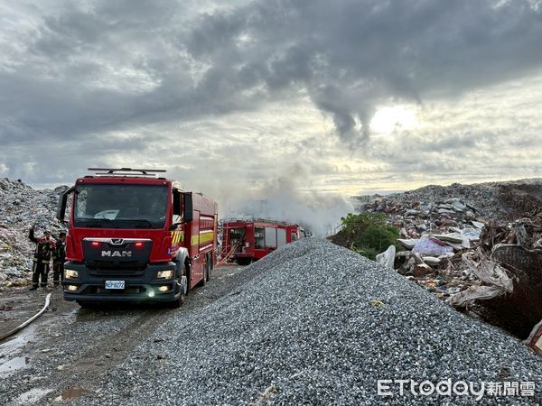 ▲▼花蓮市垃圾場因沼氣外洩起火，消防局獲報迅速將火勢撲滅。（圖／花蓮市公所提供，下同）