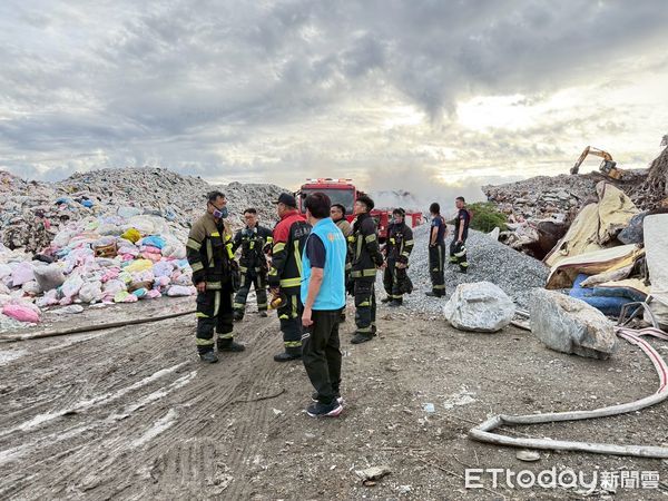 ▲▼花蓮市垃圾場因沼氣外洩起火，消防局獲報迅速將火勢撲滅。（圖／花蓮市公所提供，下同）