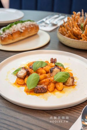 ▲▼高雄超美城市餐酒館「LAB PIER2駁二店」!約會聚餐必吃創意料理，推薦章魚麵疙瘩與戰斧豬排。（圖／部落客虎麗提供）