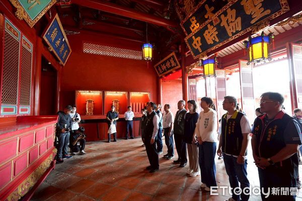 ▲2025孔廟文化節「啟蒙大典－硃砂啟智」儀式，黃偉哲市長親自為小一新生點硃砂。（記者林東良翻攝，下同）