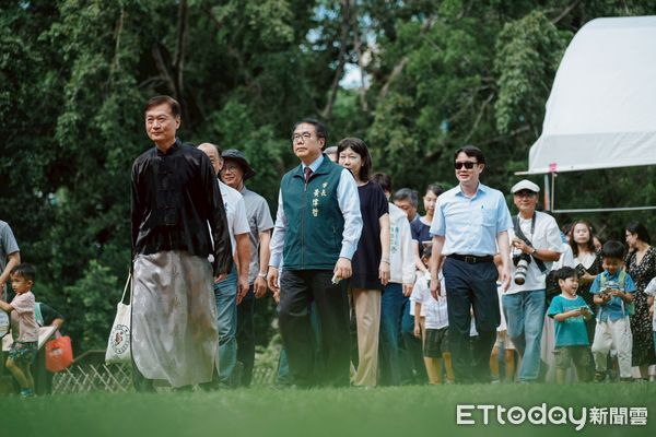 ▲2025孔廟文化節「啟蒙大典－硃砂啟智」儀式，黃偉哲市長親自為小一新生點硃砂。（記者林東良翻攝，下同）