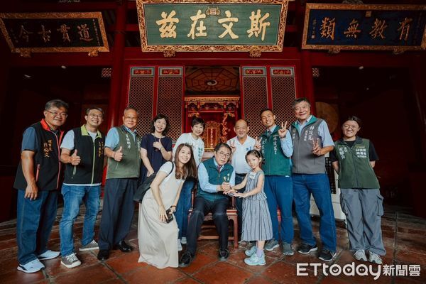 ▲2025孔廟文化節「啟蒙大典－硃砂啟智」儀式，黃偉哲市長親自為小一新生點硃砂。（記者林東良翻攝，下同）