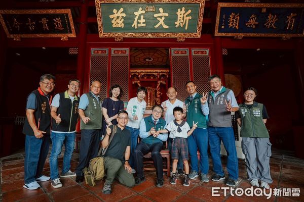 ▲2025孔廟文化節「啟蒙大典－硃砂啟智」儀式，黃偉哲市長親自為小一新生點硃砂。（記者林東良翻攝，下同）