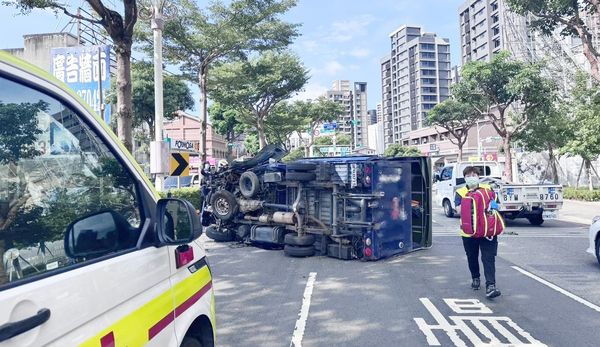 ▲桃園市王姓男子今天下午2時許駕駛小貨車行經桃園區國際路時，失控撞上中央分隔島導致翻覆。（圖／桃園警分局提供）