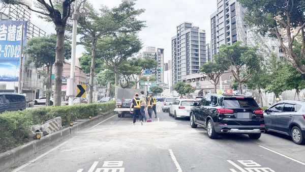 ▲桃園市王姓男子今天下午駕駛小貨車行經桃園區國際路失控自撞中央分隔島翻覆，並請工務單位協助清理路面油汙。（圖／桃園警分局提供）