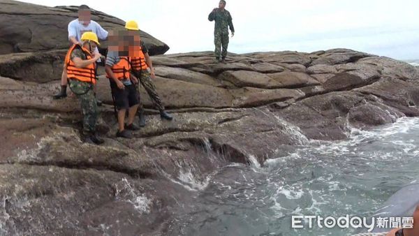▲▼             漁船在北碇島礁石群擱淺，船長驚險獲救。（圖／記者林名揚翻攝，下同）