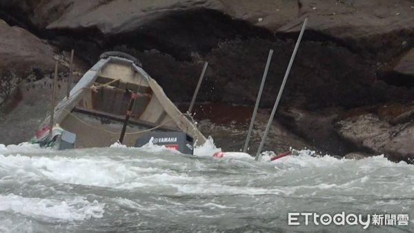 ▲▼             漁船在北碇島礁石群擱淺，船長驚險獲救。（圖／記者林名揚翻攝，下同）