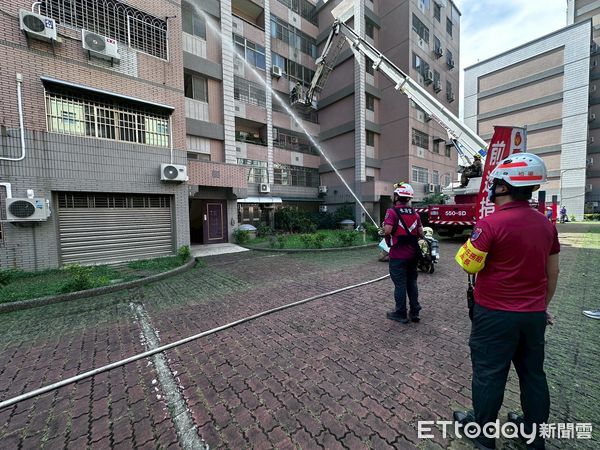 ▲新市永新社區舉辦地震火災複合型演練，消防員操作雲梯車進行高樓救援。（記者林東良翻攝，下同）