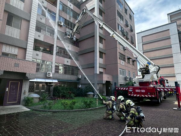▲新市永新社區舉辦地震火災複合型演練，消防員操作雲梯車進行高樓救援。（記者林東良翻攝，下同）