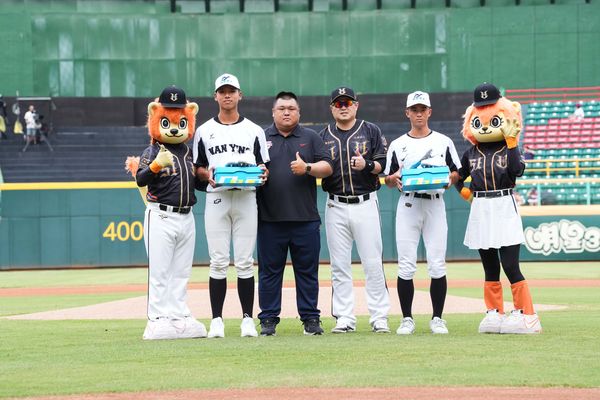 ▲恩師「牛爸」陳献榮擔任開球嘉賓　胡金龍賽前捐贈30萬回饋母校基層棒球。（圖／統一球團提供）