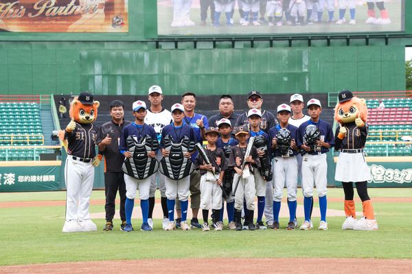 ▲恩師「牛爸」陳献榮擔任開球嘉賓　胡金龍賽前捐贈30萬回饋母校基層棒球。（圖／統一球團提供）