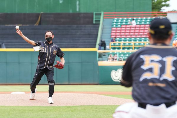 ▲恩師「牛爸」陳献榮擔任開球嘉賓　胡金龍賽前捐贈30萬回饋母校基層棒球。（圖／統一球團提供）