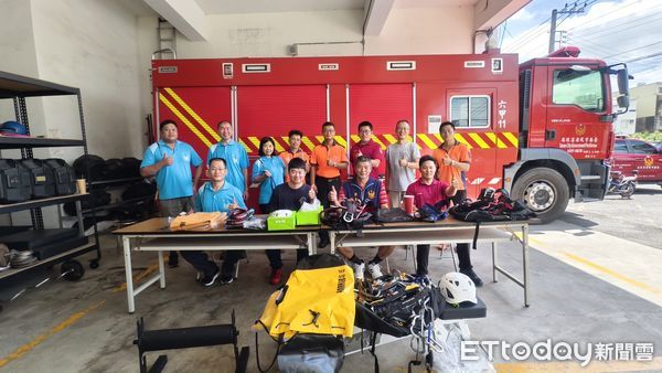 ▲六甲義消隊員楊懘騰捐贈救災繩索裝備及重訓器材，協助消防隊提升能量。（記者林東良翻攝，下同）