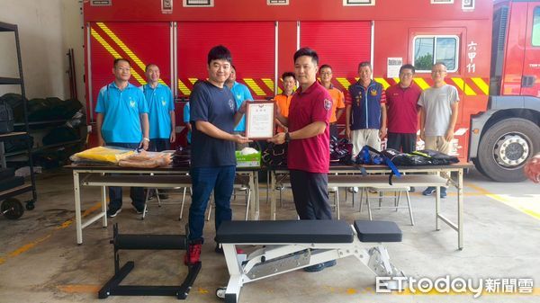 ▲六甲義消隊員楊懘騰捐贈救災繩索裝備及重訓器材，協助消防隊提升能量。（記者林東良翻攝，下同）