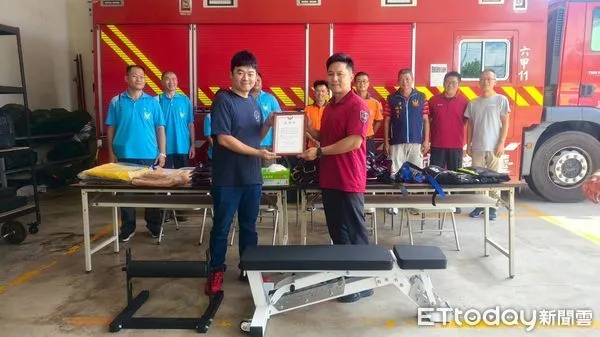 ▲六甲義消隊員楊懘騰捐贈救災繩索裝備及重訓器材，協助消防隊提升能量。（記者林東良翻攝，下同）