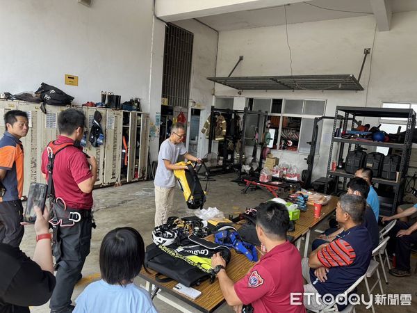 ▲六甲義消隊員楊懘騰捐贈救災繩索裝備及重訓器材，協助消防隊提升能量。（記者林東良翻攝，下同）