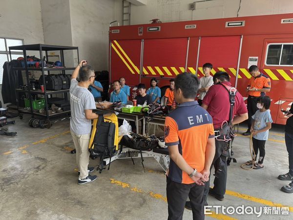 ▲六甲義消隊員楊懘騰捐贈救災繩索裝備及重訓器材，協助消防隊提升能量。（記者林東良翻攝，下同）