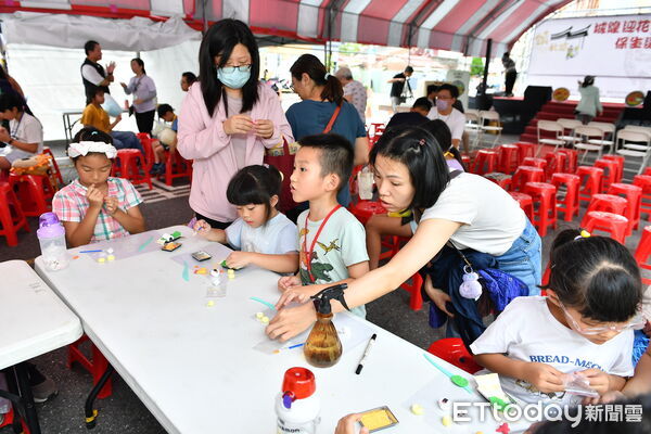 ▲台南北區「城隍迎花神，保生送平安」活動吸引親子家庭參與，廟埕前人潮川流不息。（記者林東良翻攝，下同）