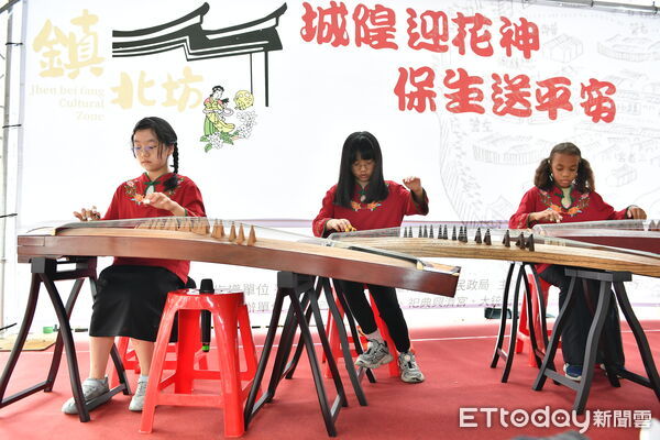 ▲台南北區「城隍迎花神，保生送平安」活動吸引親子家庭參與，廟埕前人潮川流不息。（記者林東良翻攝，下同）