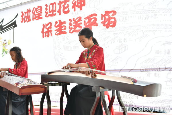 ▲台南北區「城隍迎花神，保生送平安」活動吸引親子家庭參與，廟埕前人潮川流不息。（記者林東良翻攝，下同）